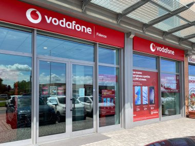 Fidenza, İtalya - Mayıs 2023 Vodafon mağaza bayiliği Fidenza, İtalya