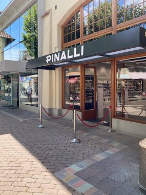 Fidenza, İtalya - Mayıs 2023 Parma, Emilia Romagna 'daki Fidenza Köyü lüks moda alışveriş merkezi.