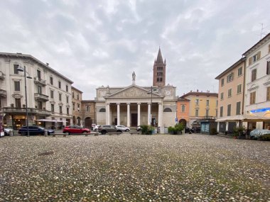 İtalya 'nın Cremona kentindeki Sant' Agata Kilisesi fachade ve çan kulesi.