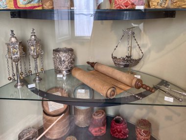 Soragna, İtalya - Mayıs 2023 öğeler, semboller, Musevi geleneğinin Fausto Levi 'deki nesnesi ve müzesi, Parma, İtalya