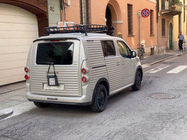 Cremona, İtalya - Mayıs 2023 Tip H Fourgonnette Vahşi Kamp Spor Macerası antika taksi aracı İtalya 'dan