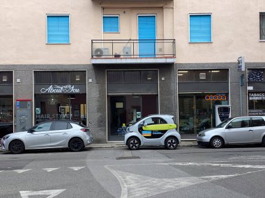 Cremona, İtalya - Mayıs 2023 YOYO akıllı elektrikli mini test arabası sokağa park edildi. 3d yazdırılmış araba.