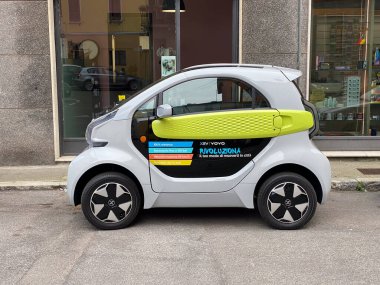 Cremona, İtalya - Mayıs 2023 YOYO akıllı elektrikli mini test arabası sokağa park edildi. 3d yazdırılmış araba.