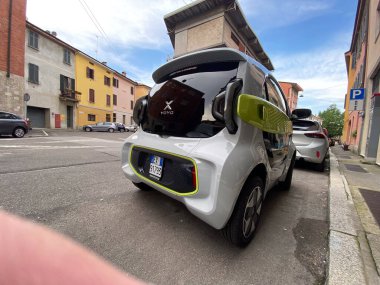 Cremona, İtalya - Mayıs 2023 YOYO akıllı elektrikli mini test arabası sokağa park edildi. 3d yazdırılmış araba.