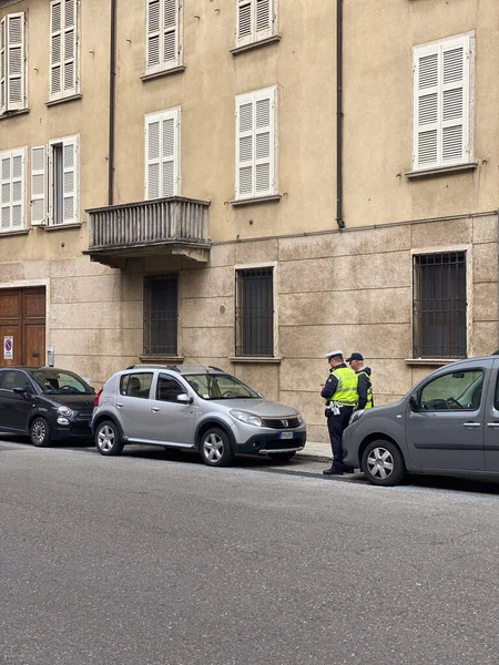 Cremona Itália Maio 2023 Policiais Agentes Estacionamento Que Emitem Multas — Fotografia de Stock