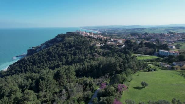 意大利勒马奇市的Numana村 Conero Riviera 无人驾驶飞机的空中录像 录像和起飞 — 图库视频影像