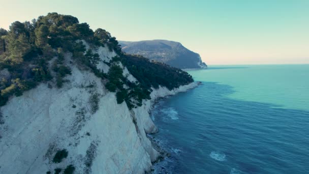 空中ドローンビデオはイタリアのヌマナ近くのマウントConeroを明らかにする — ストック動画