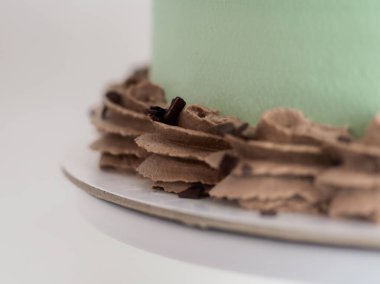 Kremalı pasta ve komik harflerle süslenmiş bir pasta. Anneler Günü keki kutluyor. Gıda konseptinde espri. Aile sevgisi.