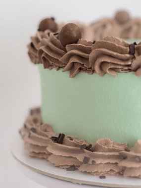 Kremalı pasta ve komik harflerle süslenmiş bir pasta. Anneler Günü keki kutluyor. Gıda konseptinde espri. Aile sevgisi.