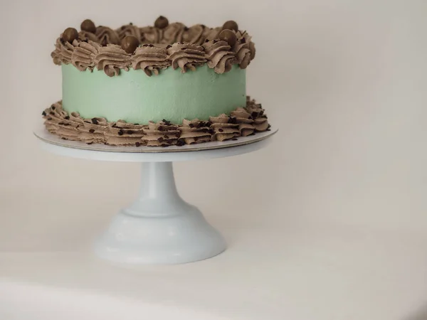 糖霜优雅的蛋糕配上有趣的字母配料 母亲节庆祝杯蛋糕 食物的幽默概念 家庭之爱 — 图库照片
