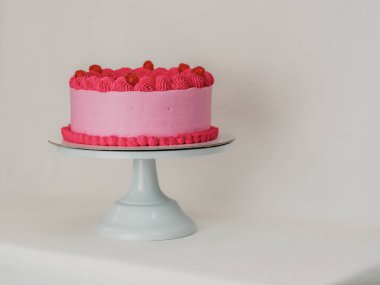 Pembe kremalı pasta ve komik harflerle süslenmiş. Kutlama keki. Gıda konseptinde espri. Güçlü ol kötü ol.