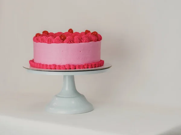 粉红结霜的糖衣不是用可笑的字母装饰的蛋糕 庆祝杯蛋糕 食物的幽默概念 坚强是坏的 — 图库照片