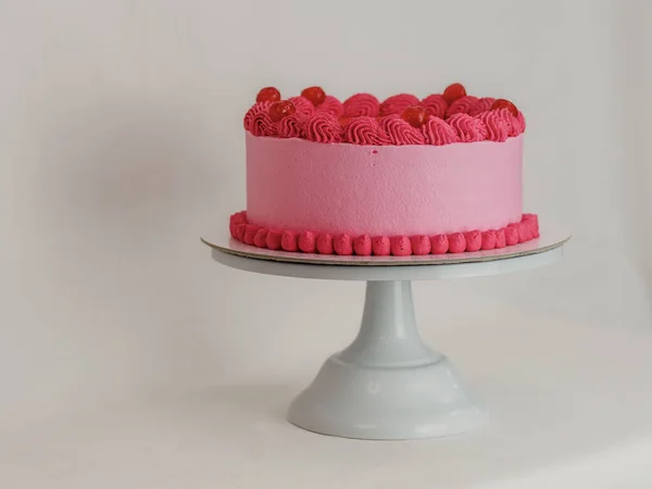 粉红结霜的糖衣不是用可笑的字母装饰的蛋糕 庆祝杯蛋糕 食物的幽默概念 坚强是坏的 — 图库照片