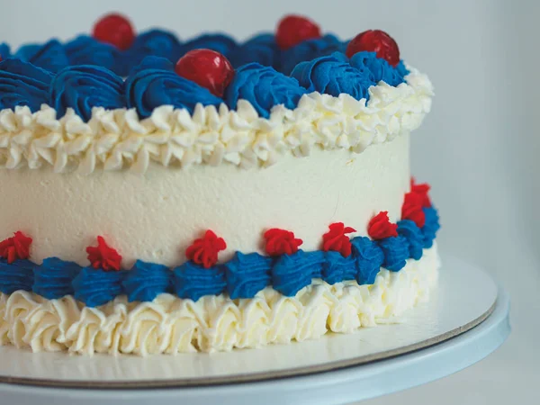 Beyaz Arka Planda Izole Edilmiş Beyaz Mavi Kremalı Pasta Amerikan — Stok fotoğraf