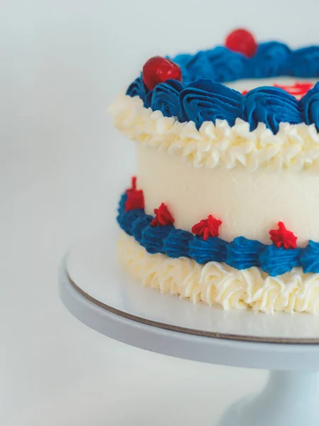 Beyaz Arka Planda Izole Edilmiş Beyaz Mavi Kremalı Pasta Amerikan — Stok fotoğraf