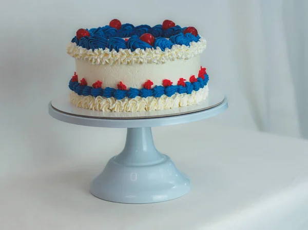 Weiß Blau Rot Gefrostete Zuckerguss Torte Isoliert Auf Studio Weißen — Stockfoto