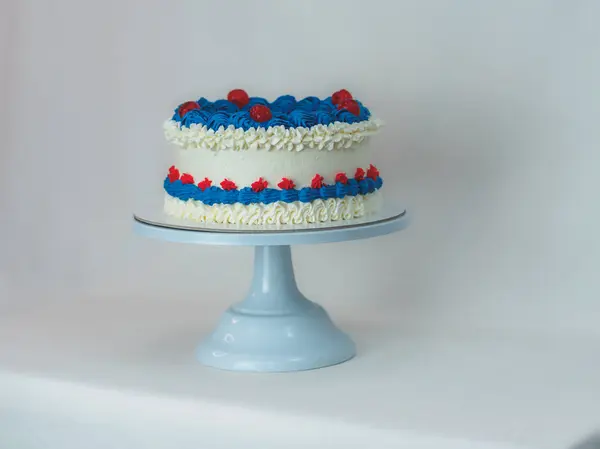 糖霜蛋糕 隔离在工作室的白色背景 美国国旗的颜色 庆祝活动 — 图库照片