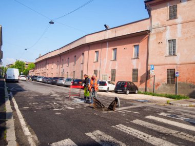 Cremona, Lombardy - Mayıs 2023 İnternet, telefon hatları, fiber optik hızlı bağlantı eski şehirlere kuruluyor. Kablo uzun makaradan besleniyor. Fiber optik kablo için kanal kur.