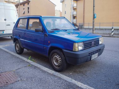 Cremona, İtalya - Mayıs 2023 'ün Fiat Panda vintage şehir otomobili İtalyan tasarımı.