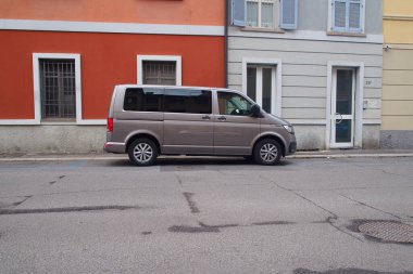 Cremona, İtalya - Mayıs 2023 Gri Volkswagen Taşıyıcı Kombi iş minibüsü caddeye park edilmiş.