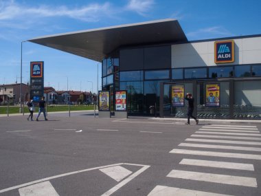 Cremona, İtalya - Mayıs 2023 Senior ve insanlar Aldi Alman indirimli süpermarketten alışveriş yapıyorlar