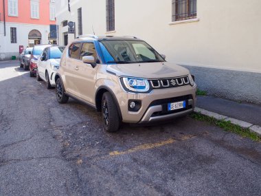 Cremona, İtalya - Mayıs 2023 Suzuki Ignis Karavan Fildişi İnci Metalik sokağa park edildi.