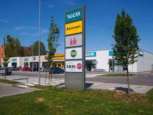 Cremona, İtalya - Mayıs 2023 Senior ve insanlar Aldi Alman indirimli süpermarketten alışveriş yapıyorlar