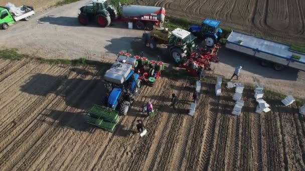 Letecké Záběry Farmářů Připravujících Traktor Mechanický Přesazovač Pro Výsadbu Rajčat — Stock video