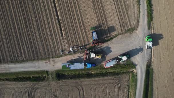 Riprese Aeree Agricoltori Che Preparano Trattori Trapianti Meccanici Piantare Pomodori — Video Stock