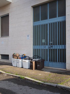 Cremona, İtalya - 2 Mayıs 2023 Atık hazır ve eski konut binasında geri dönüşüm için bölünmüş.