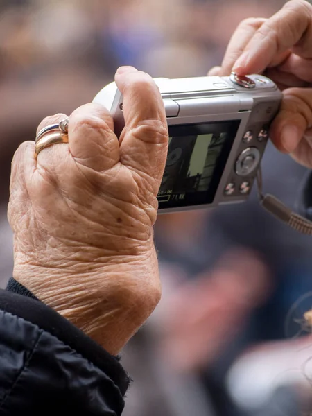 Cremona Italien Dezember 2022 Erwachsene Senioren Fotografieren Ein Straßenfest Mit — Stockfoto
