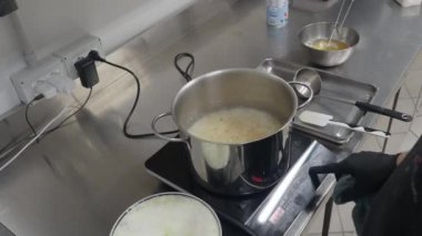 Lezzetler Senfonisi: Özel Pasta Şefi Elementleri Kusursuzca Harmanlıyor, Şatafatlı Tuzlu Karamel Şurubu Pasta Hazırlama ve Üst Düzey İşlemi 'ni Aştı