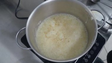 Becerikli Pasta Şefi Tuzlu Karamel Şurubu Yapımı 'ndan faydalanıyor. Lüks Tuzlu Sos Pasta Hazırlama ve Enfes Ticari Mutfak Sürecini Aştı