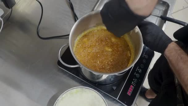 Chef Pastelería Calificado Perfecciona Arte Creación Jarabe Caramelo Salado Lujosa — Vídeos de Stock
