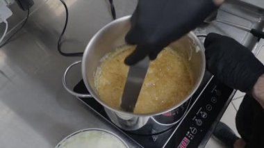 Lezzetler Senfonisi: Özel Pasta Şefi Elementleri Kusursuzca Harmanlıyor, Şatafatlı Tuzlu Karamel Şurubu Pasta Hazırlama ve Üst Düzey İşlemi 'ni Aştı