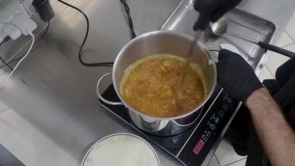 风味交响曲 专用糕点厨师无缝地混合元素 手工制作豪华咸焦糖糖浆 在精品商业厨房中的烘焙准备和上盖工艺 — 图库视频影像