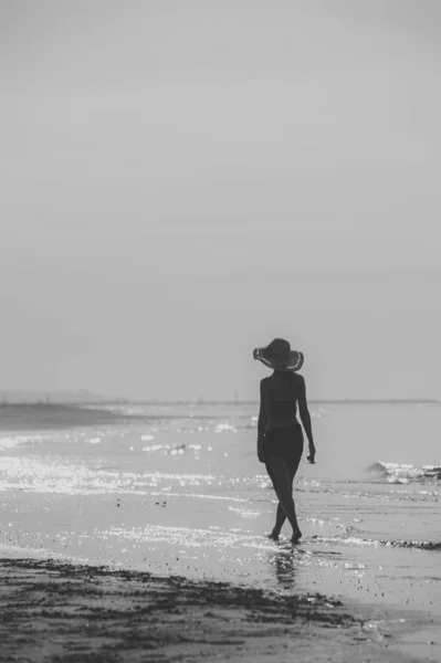 Mladá Žena Pózuje Módním Oblečení Písečné Pláži Krásná Mořská Krajina — Stock fotografie