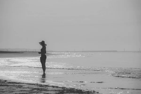 Giovane Donna Posa Abiti Alla Moda Sulla Spiaggia Sabbia Bellissimo — Foto Stock