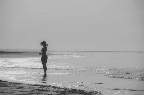 Молодая Женщина Позирует Модной Одежде Песчаном Пляже Красивый Морской Пейзаж — стоковое фото