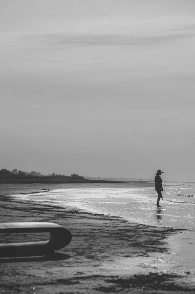 Mladá Žena Pózuje Módním Oblečení Písečné Pláži Krásná Mořská Krajina — Stock fotografie