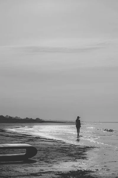 Junge Frau Posiert Modischer Kleidung Sandstrand Schöne Meereslandschaft Hintergrund Brünettes — Stockfoto