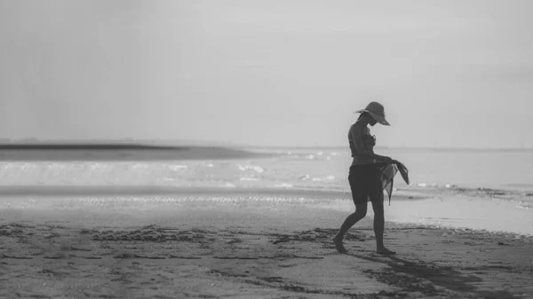Giovane Donna Posa Abiti Alla Moda Sulla Spiaggia Sabbia Bellissimo — Foto Stock