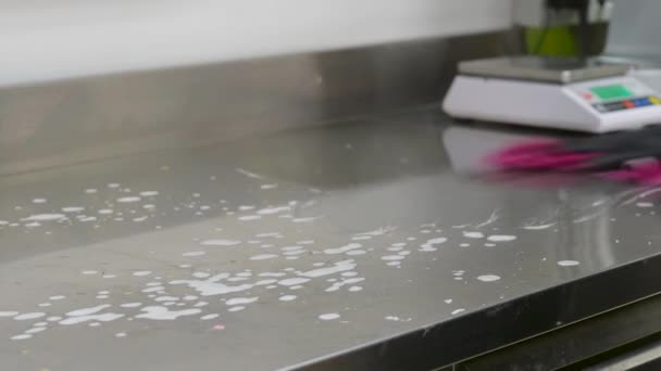 Trabalhador Restaurante Usando Luvas Limpeza Aço Inoxidável Balcão Cozinha Profissional — Vídeo de Stock