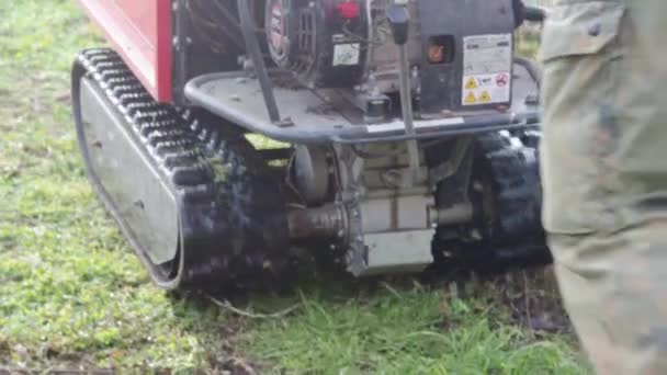 Starszy Biały Rolnik Pomocą Crawler Mini Wywrotka Maszyny Transportowe Winnicy — Wideo stockowe