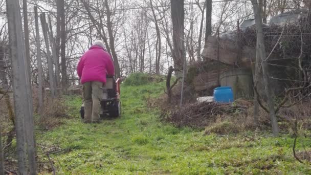 Starší Běloch Farmář Pomocí Crawler Mini Dumper Přeprava Strojů Vinici — Stock video