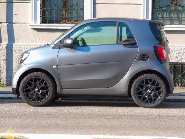 Cremona, İtalya - 6 Haziran 2023 Akıllı araba brabus matte Gri yolda park etmiş