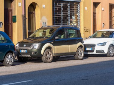 Cremona, İtalya - 3 Haziran 2023 Yeşil Fiat Panda 4. Sezon 4.