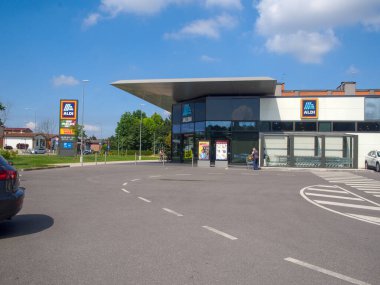Cremona, İtalya - 13 Haziran 2023 Aldi Alman indirimli süpermarketten alışveriş yapan kadın