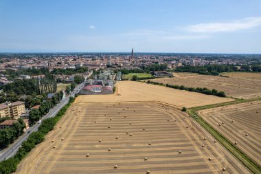 Cremona, Lombardia, İtalya 'nın hava manzaralı insansız hava aracı görüntüleri.