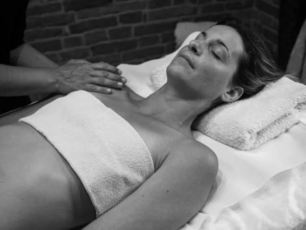 Close Mãos Quiroprático Massagista Fazendo Massagem Relaxante Ombro Para Deitado — Fotografia de Stock